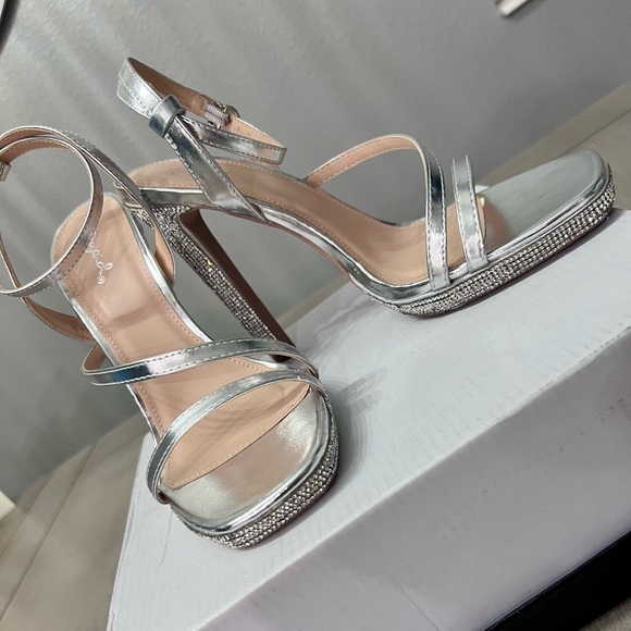 Beautiful silver heels - Picture 2 of 11